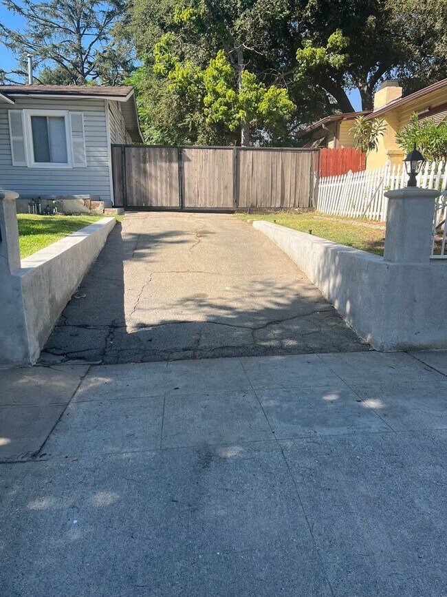 Building Photo - 619 E Ladera St
