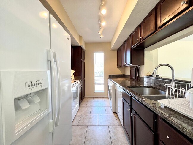 Foto del edificio - COMING SOON !!! CHARMING 1BD/1BA CONDO IN ...
