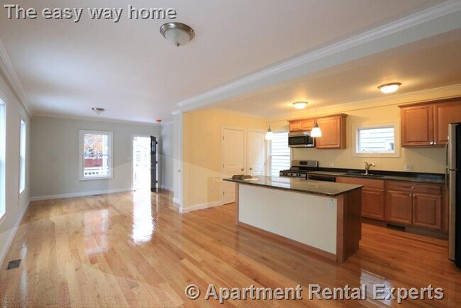 Building Photo - Davis Sq Beauty - 1+/2 BR -  GLEAMING RENO...