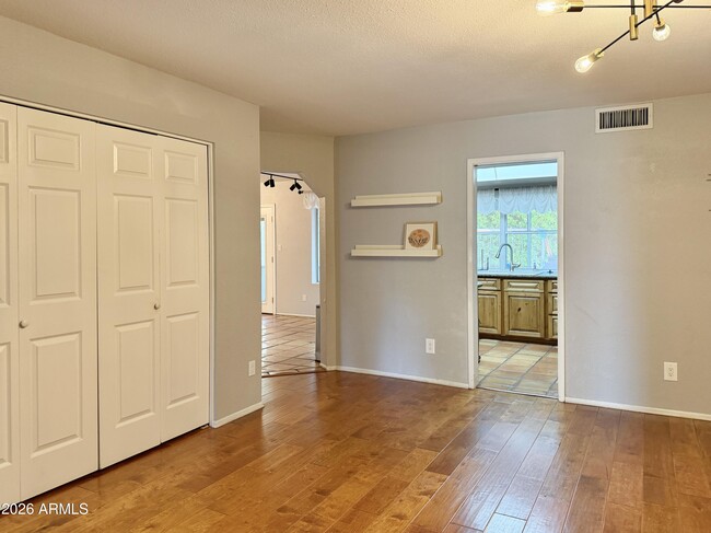 Building Photo - 852 W Nopal Ave