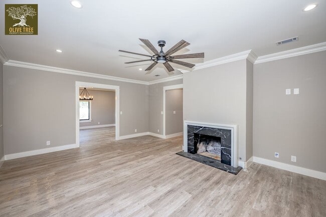 Building Photo - Marengo