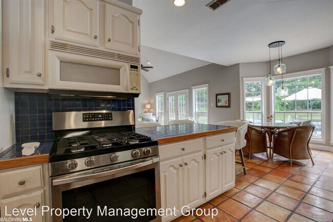 Building Photo - 4 br, 2.5 bath House - 8 General Canby Dr.