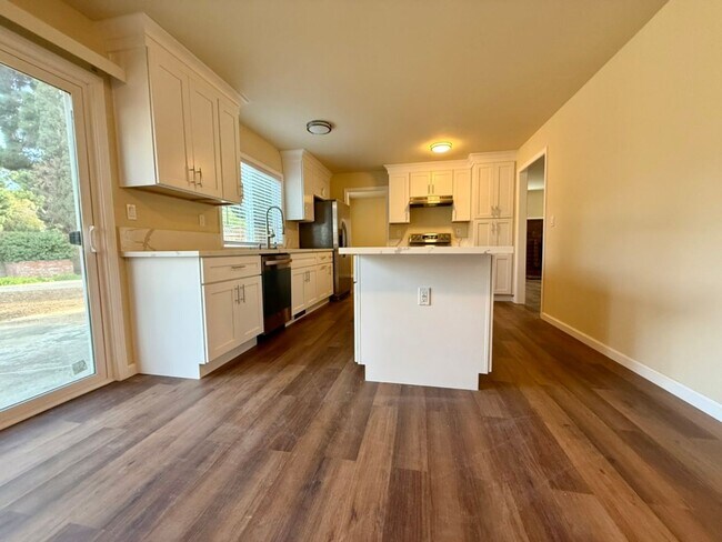 Foto del edificio - Beautiful, Completely Remodeled 4 Bed 2.5 Bath Fremont Home - Huge Bonus Room