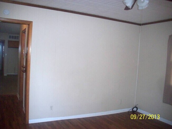 Foto del edificio - 3 Bedroom, 1 Bathroom House with Carport