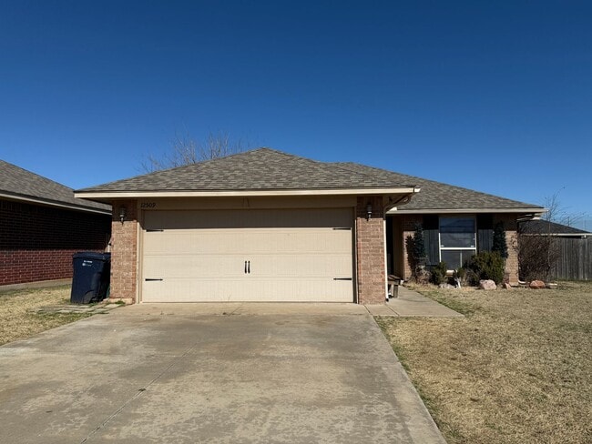 Spacious 2BD/2BTH Home Minutes away from Top Golf Chisholm Creek Shopping Center and Quail Spring... - Spacious 2BD/2BTH Home Minutes away from Top Golf Chisholm Creek Shopping Center and Quail Spring...
