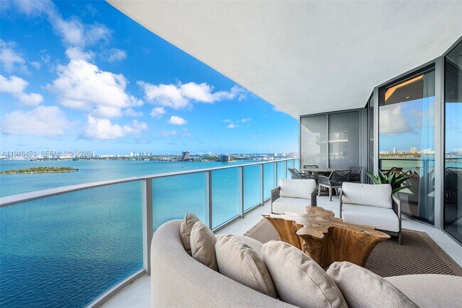 Foto del edificio - 700 NE 24th St