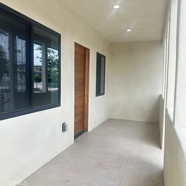 Foto del edificio - 1167 N Virgil Ave