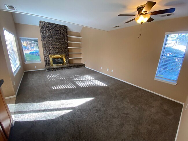 Building Photo - Great Updated Heather Ridge Condo