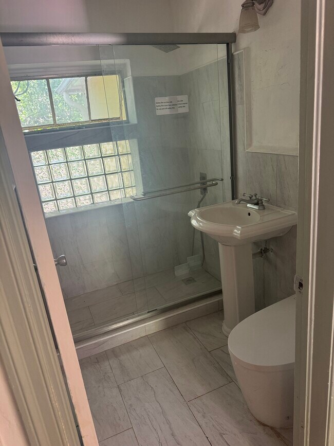 Baño con bidé - 12110 NE 11th Pl