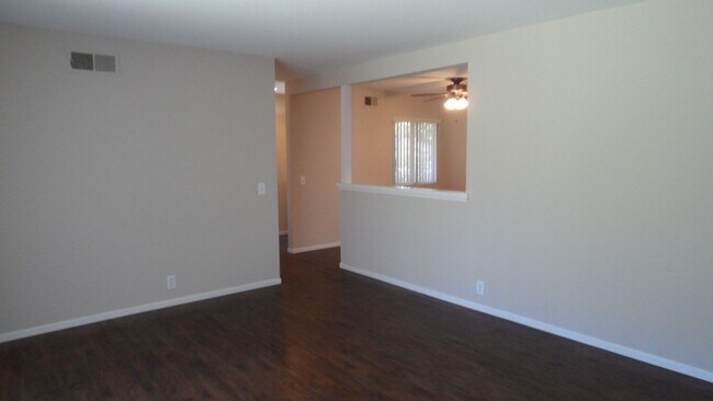 Foto del edificio - Single Story 4 BR 2 BA 2 Car Garage 4 Mile...