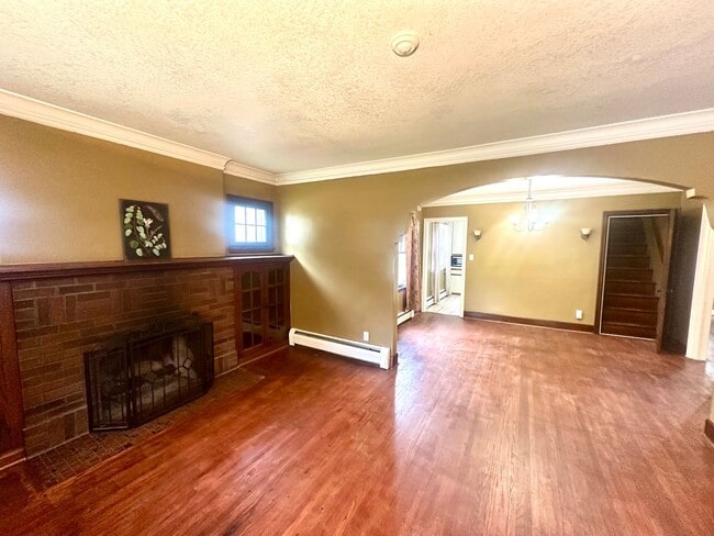 Building Photo - Charming 3 Bedroom Single Family Home Avai...