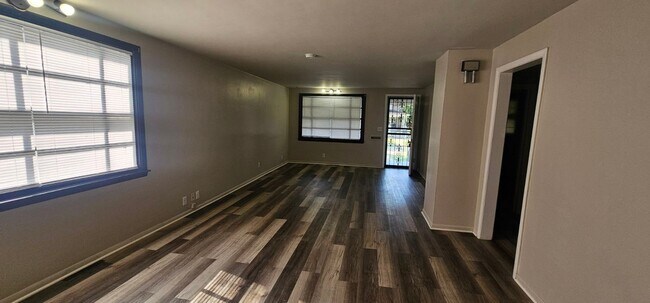 Foto del edificio - 1105 W Jefferson Blvd