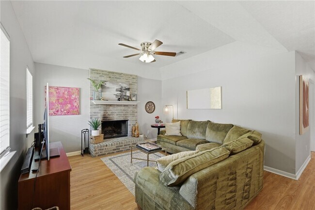 Foto del edificio - 3821 Brighton Dr