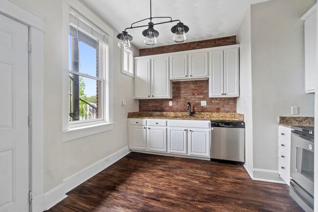 Building Photo - 200 W 31st St