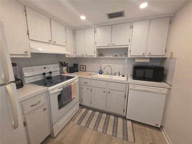 Foto del edificio - 8454 111th St N