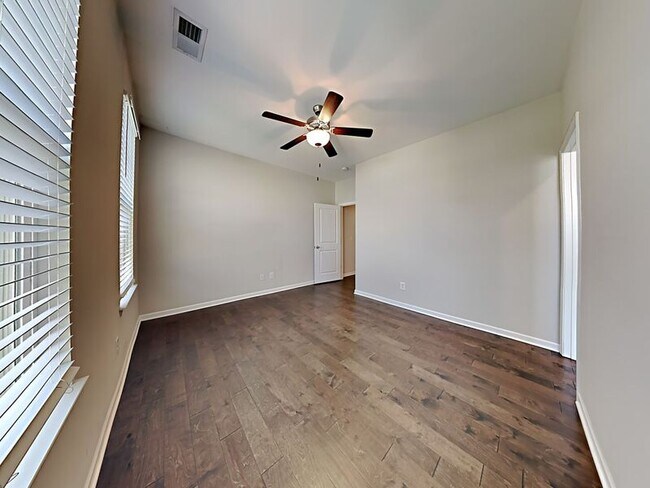 Building Photo - 533 Moore Ave