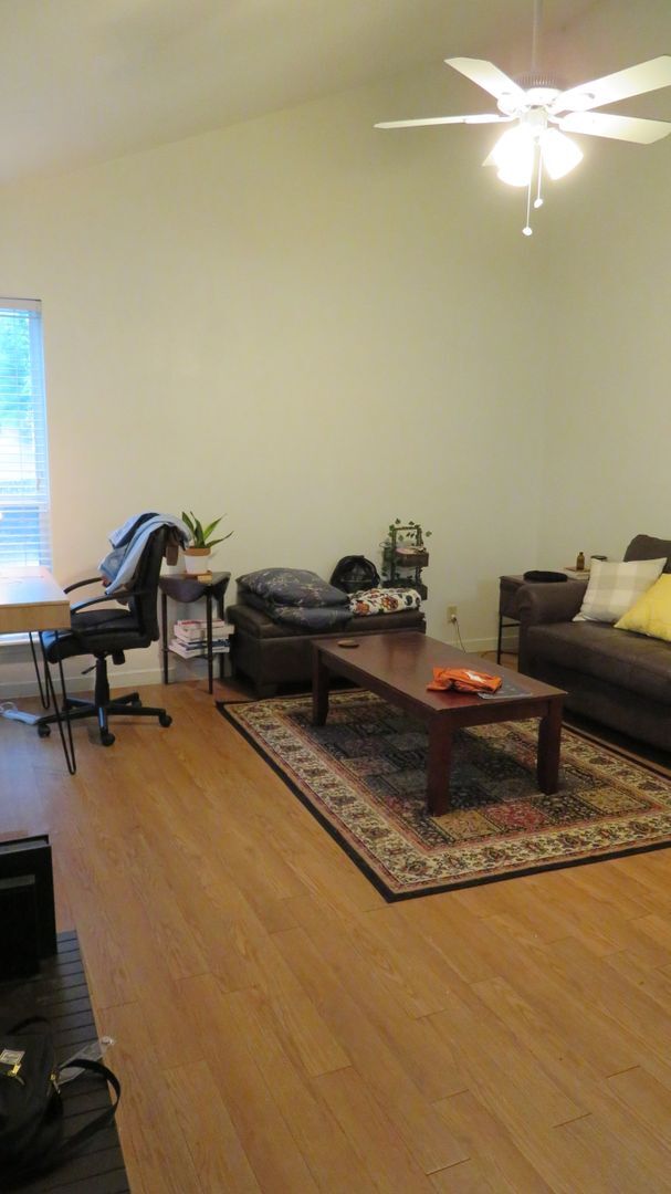 Foto del edificio - CUTE STUDIO WITH LOFT. UT SHUTTLE BUS ACROSS THE STREET