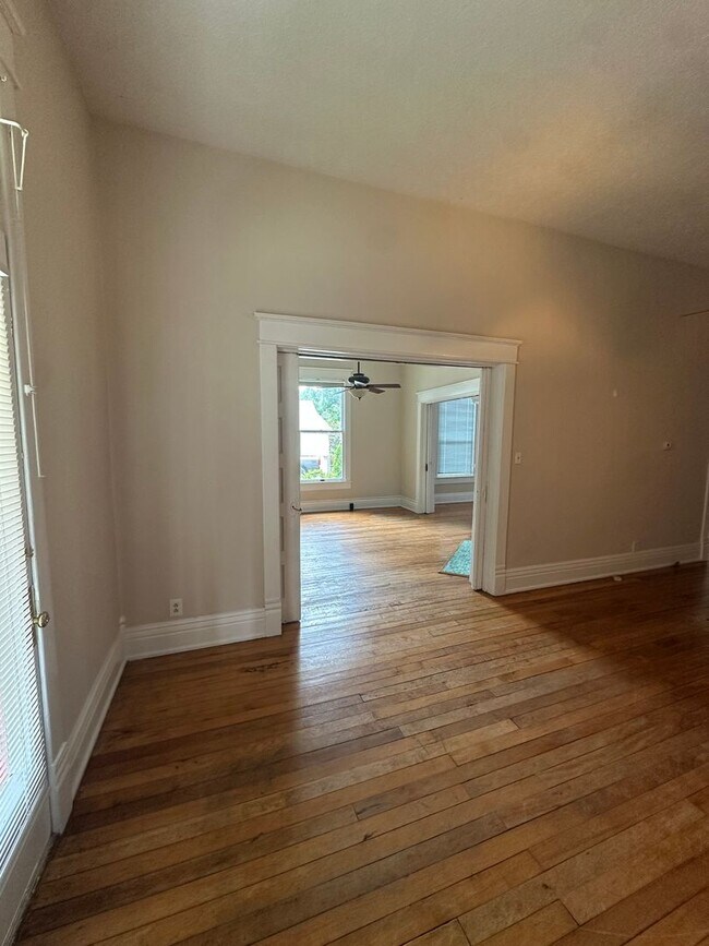 Building Photo - Beautiful and Spacious 2 BR 1 BA Apartment...