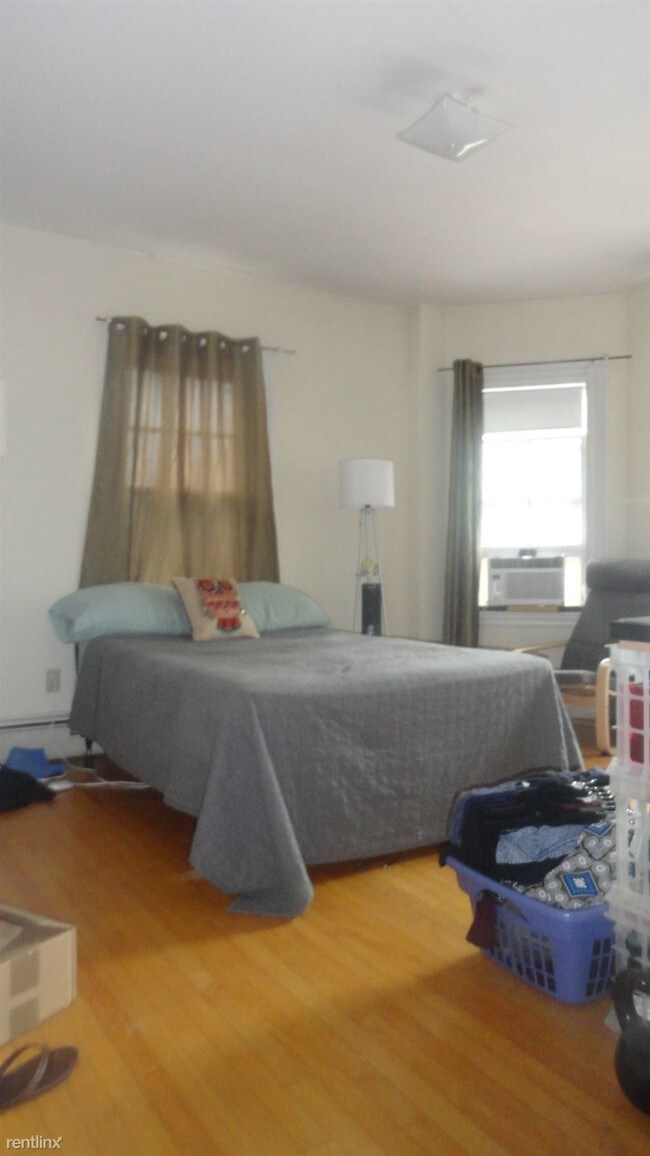 Building Photo - 3 br, 1 bath Apartment - 25 Hardwick St