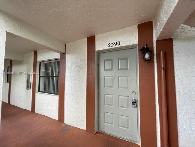 Foto del edificio - 2390 Coral Springs Dr