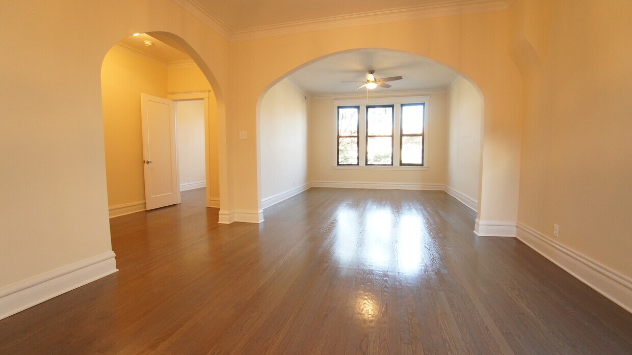 Foto principal - 2896 N Milwaukee Ave