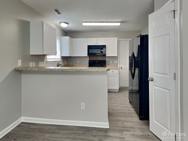 Building Photo - 7008 Breeders Cup Cir