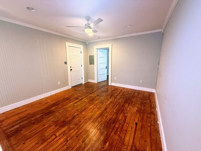 Building Photo - Downtown Living: 1 Bedroom Apartment