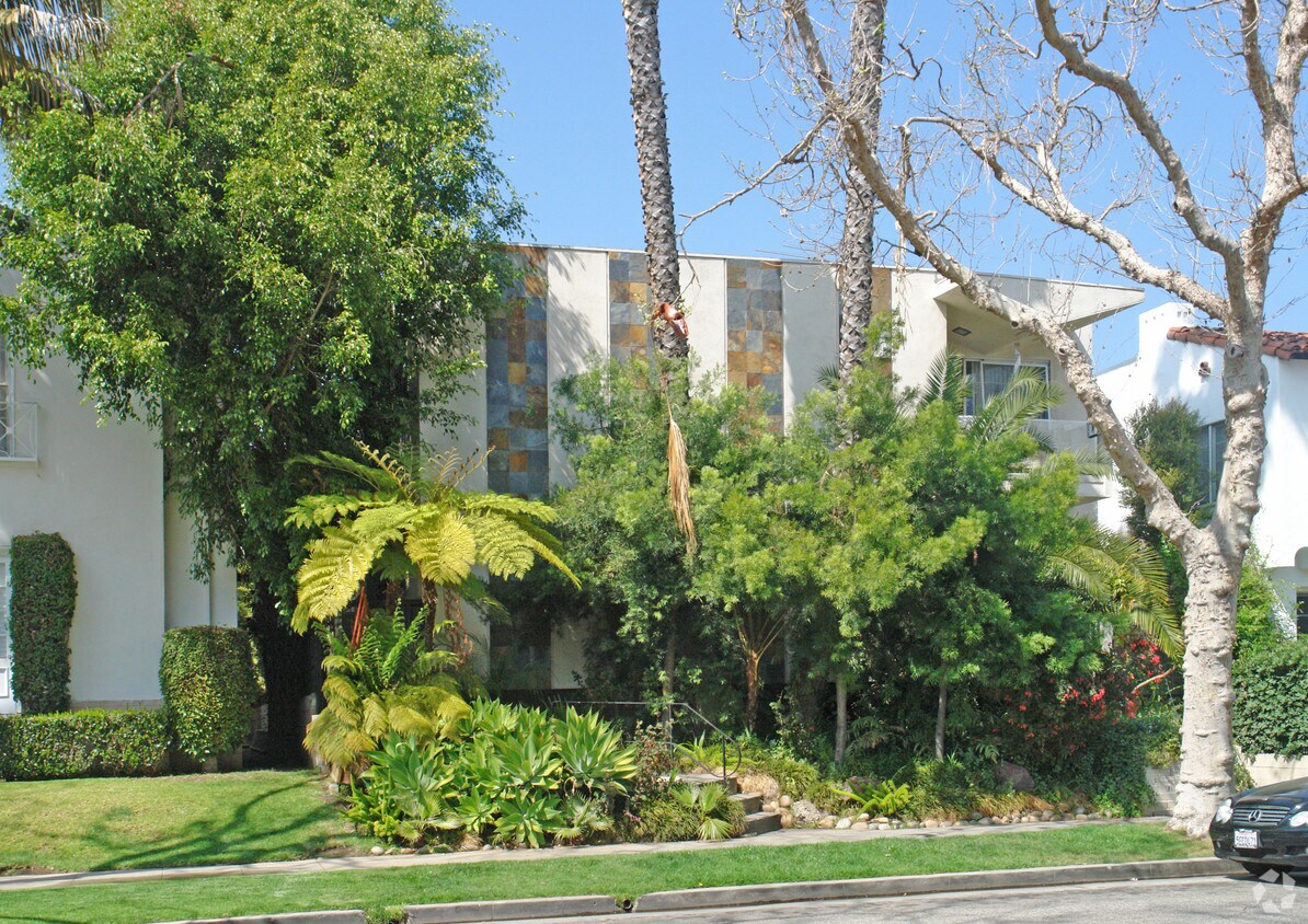 Foto del edificio - 9917 Robbins Dr