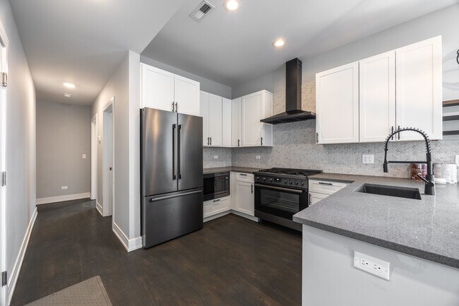 Foto del edificio - 3253 N Elston Ave