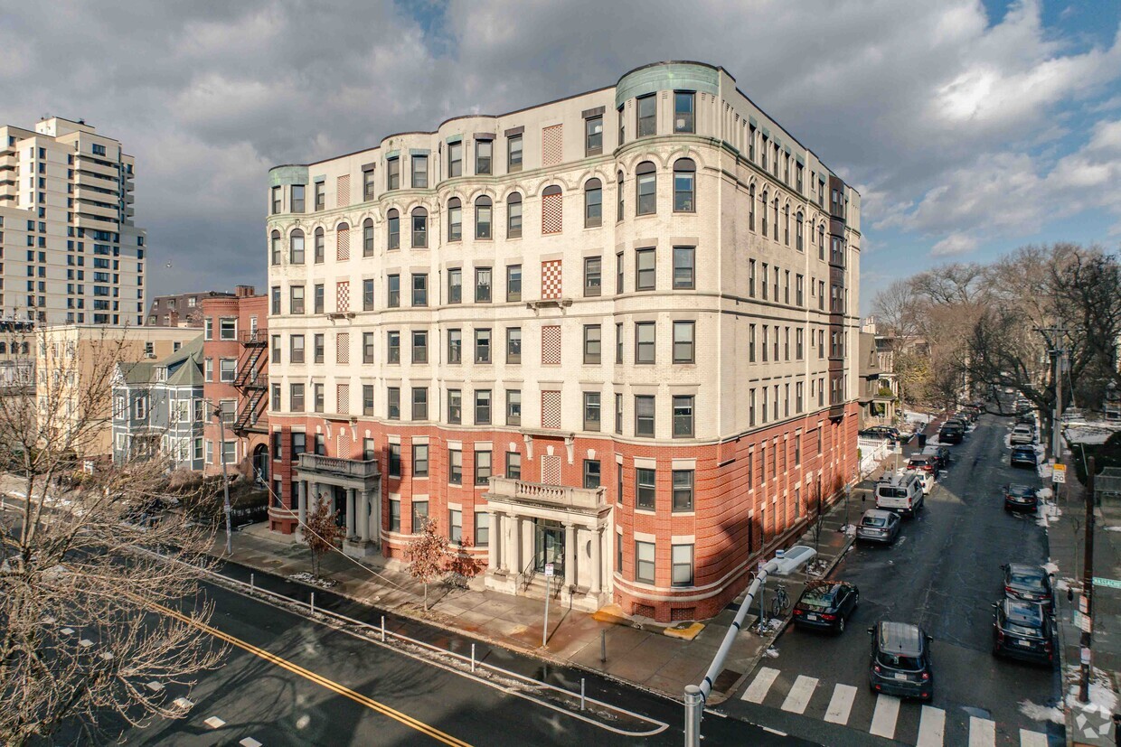 Primary Photo - 881 Massachusetts Ave