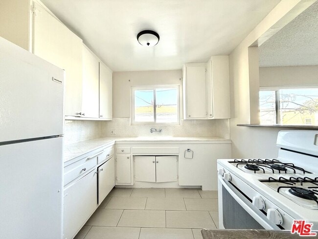 Building Photo - 854 S Sherbourne Dr
