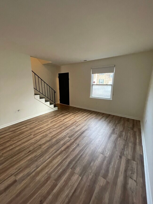 Foto del edificio - 101 Royal Forest Ct