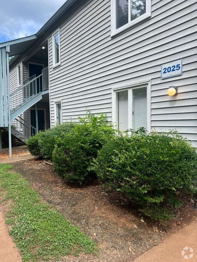 Building Photo - 2025 Harvest Ln