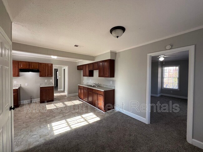 Building Photo - 3144 Lamphier Ave