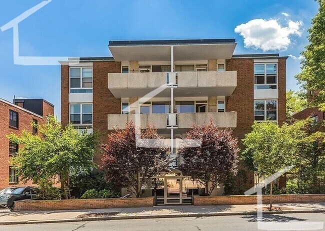 Foto del edificio - Spacious & Cozy 1BR in Coolidge Corner!