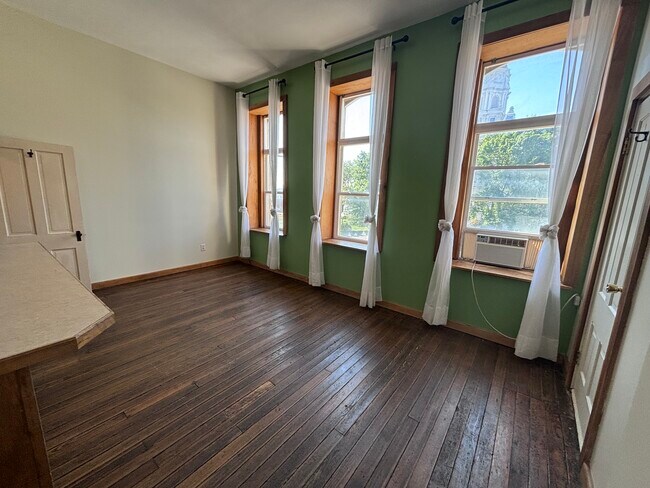 Building Photo - 118 W Van Buren St