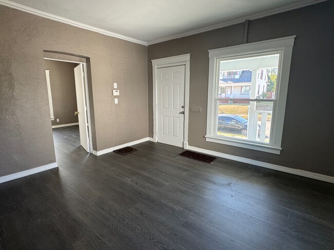 Building Photo - 303 Forest Ave