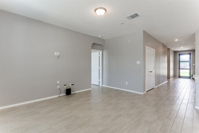 Building Photo - 1100 Desaix Dr