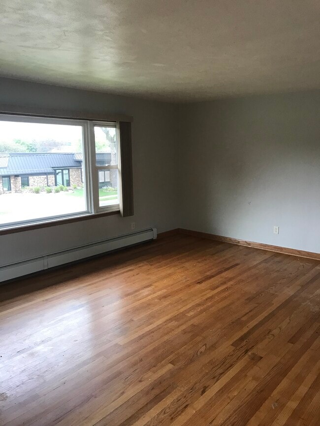 Living room - 1035 N Bristol St