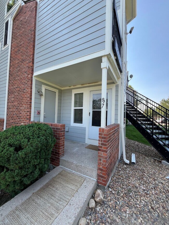 Building Photo - Fully Remodeled 2 Bed / 1 Bath Condo in Pr...