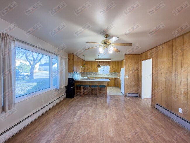 Foto del edificio - Large 4 bedroom, 2.5 bath downtown home