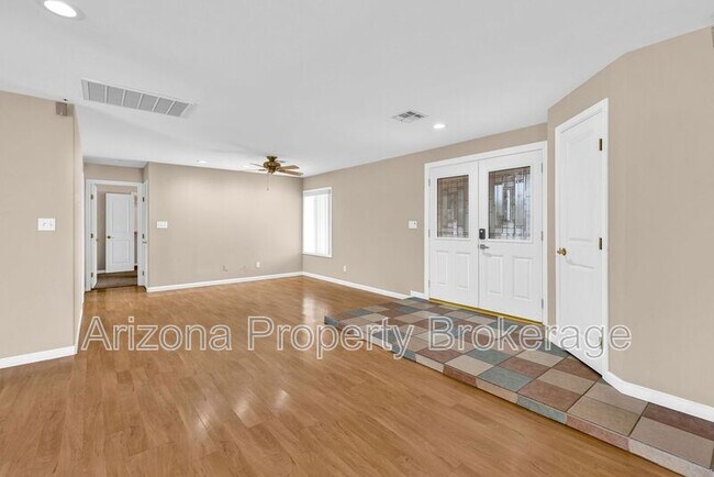 Building Photo - 5610 W Grovers Ave