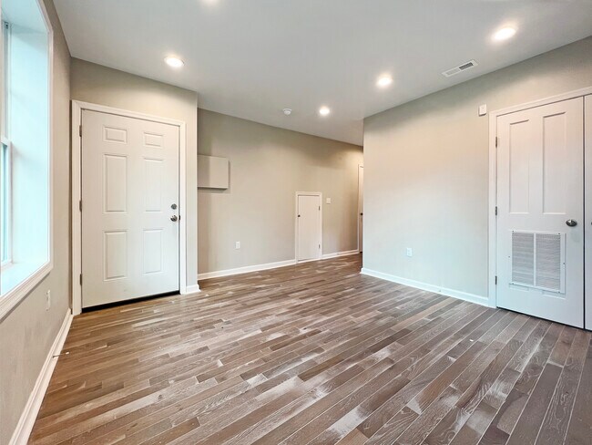 Building Photo - 355 Parkland Pl SE