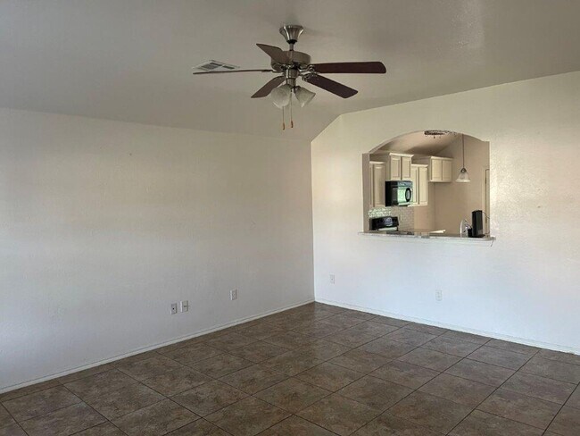 Building Photo - Newcastle Schools, great floor plan and ne...