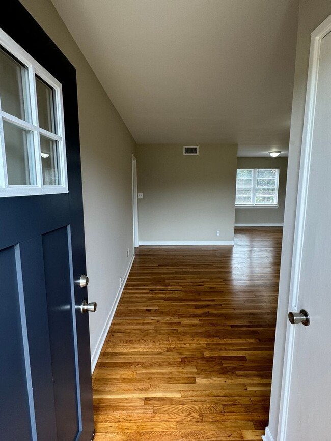 Building Photo - Stunning 3-Bedroom