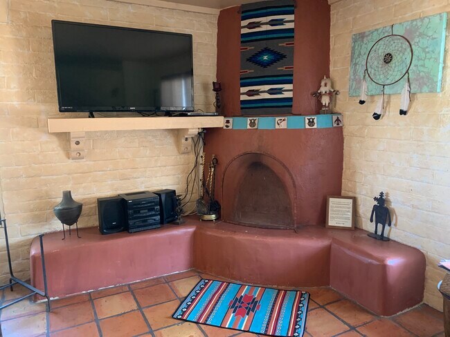 cable tv and Kiva stove - 320 Artist Rd