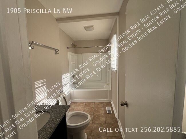 Foto del edificio - 1905 Priscilla Ln NW