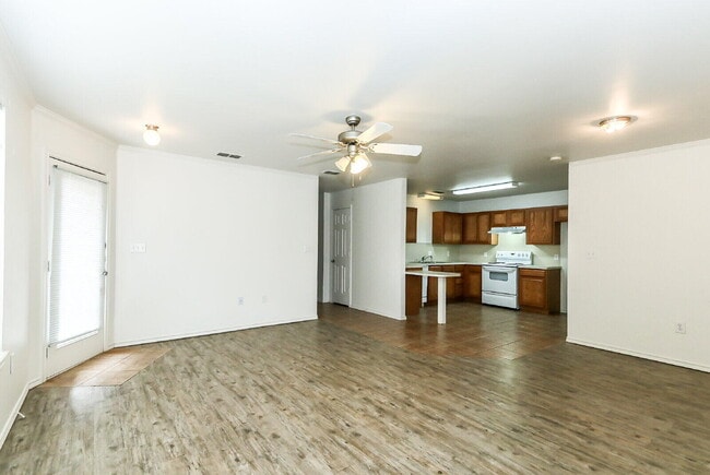 Building Photo - 606 N Englewood Ave