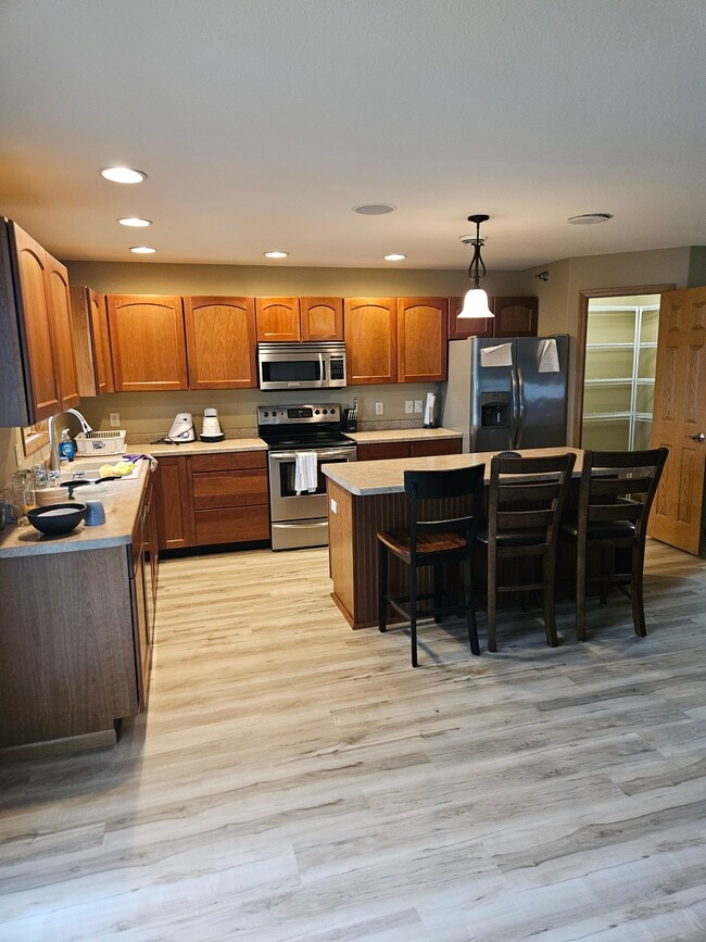 Building Photo - 4984 Service Dr
