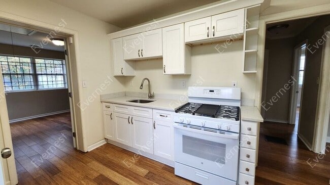 Foto del edificio - 2542 Loghaven Dr NW